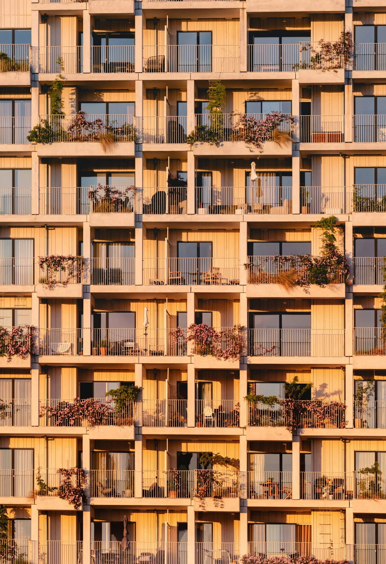 Wohngebäude mit begrünten Balkonen – Architekturmotiv, kein Referenzobjekt