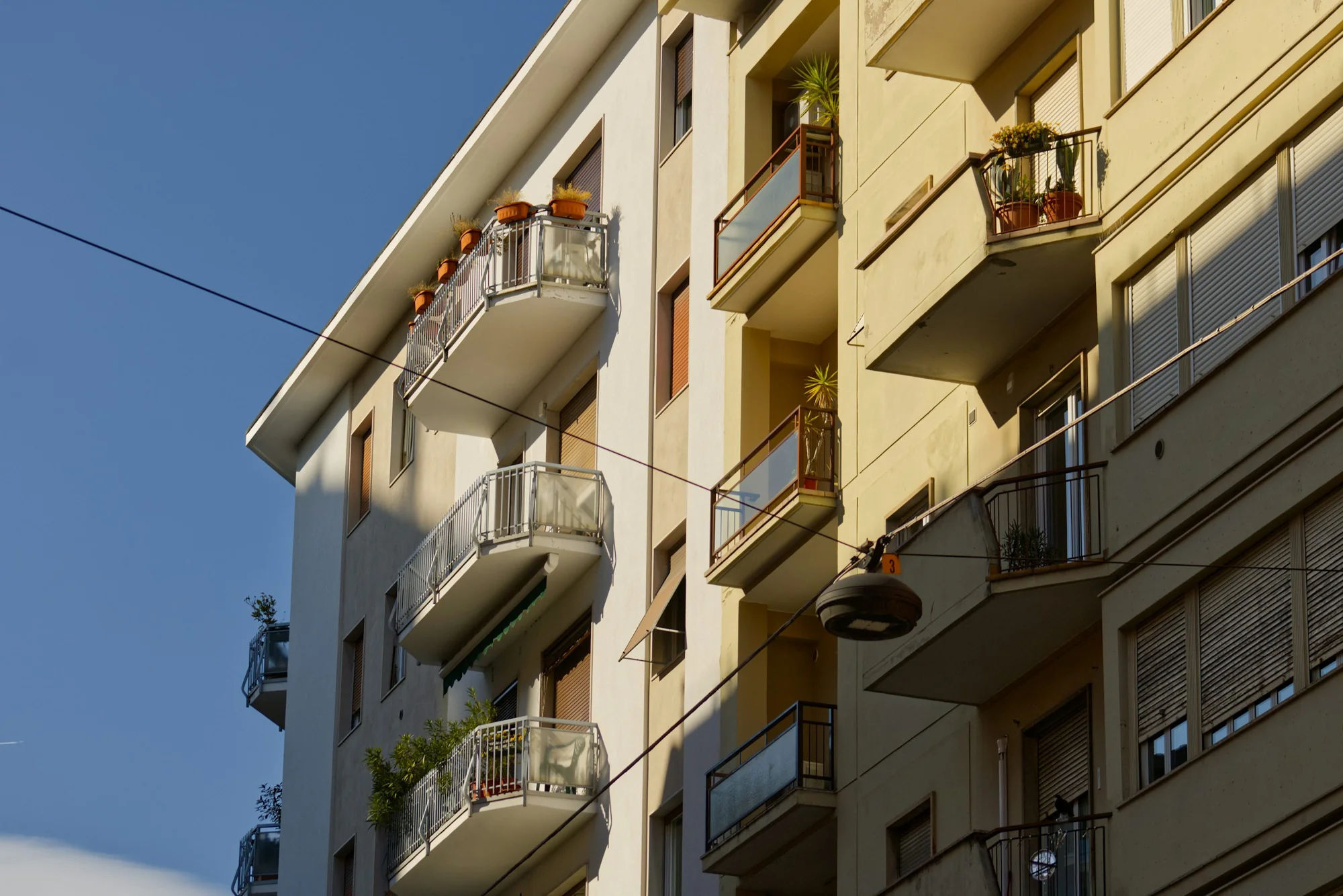 Wohngebäude im Sonnenlicht – Architektur-Symbolmotiv
